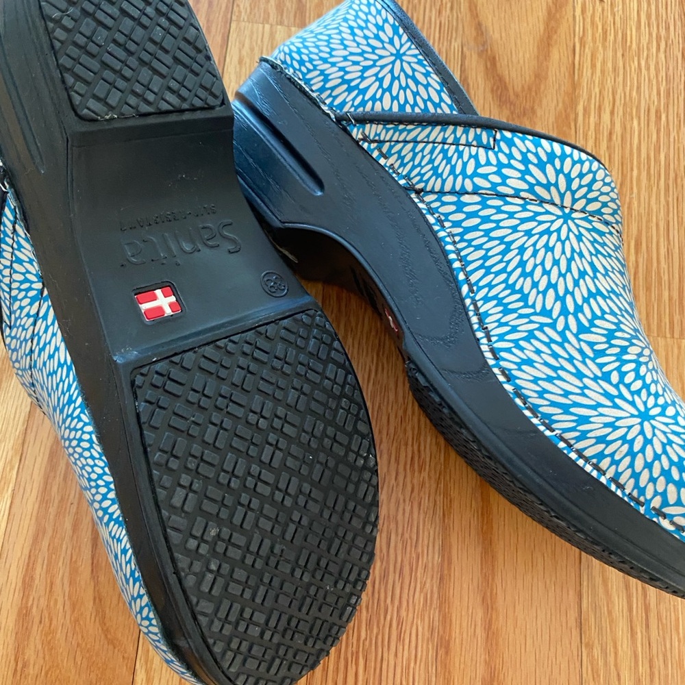 Women's Patterned Clogs - Picture 5 of 5